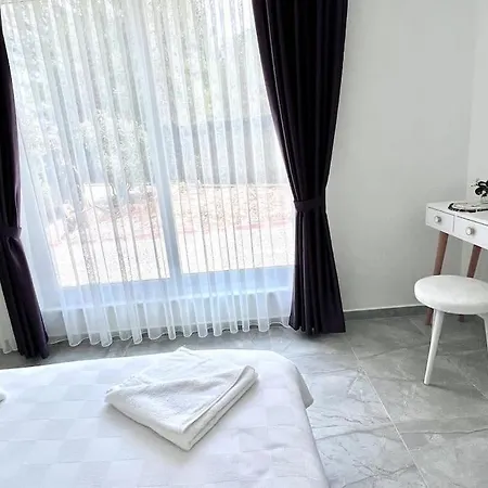 Villa Ege Goecek Havuzlu Tam Muestakil